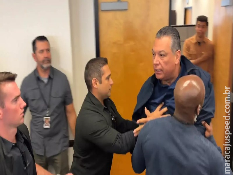 Senador é expulso de coletiva sobre protestos pró-imigrantes na Califórnia Senador é expulso de coletiva sobre protestos pró-imigrantes na Califórnia