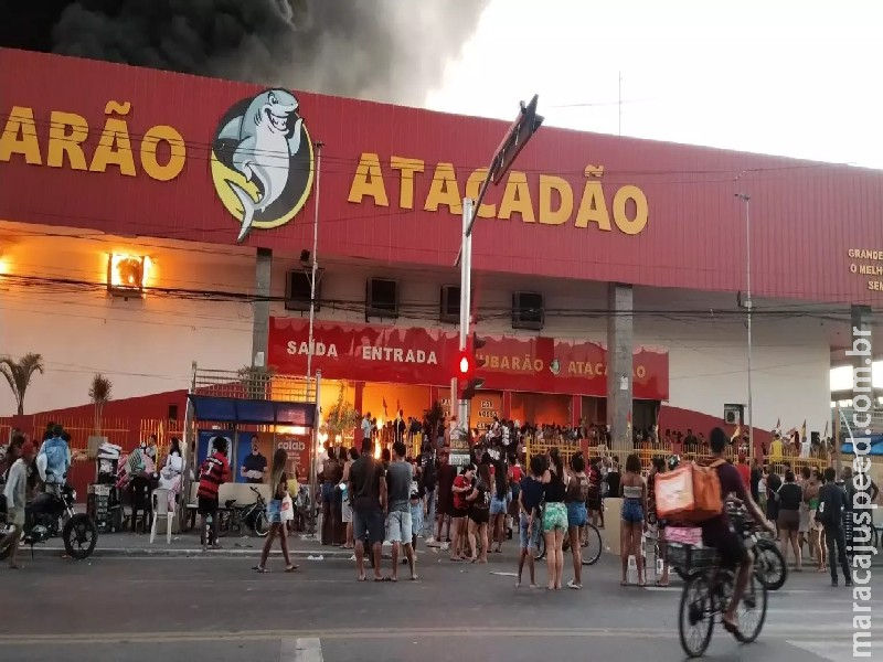 VÍDEO: Atacadista pega fogo e é alvo de saqueadores VÍDEO: Atacadista pega fogo e é alvo de saqueadores