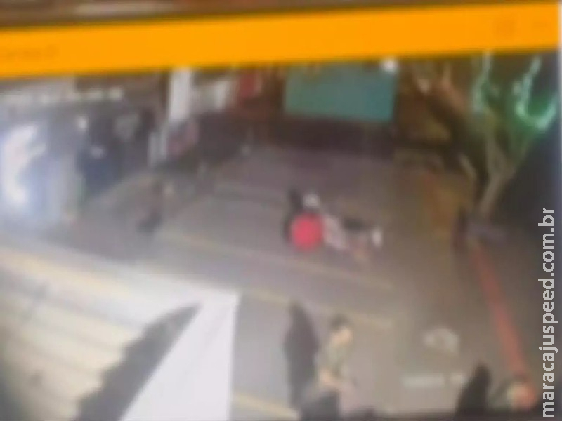 VÍDEO mostra mulher com roupão sujo de sangue após marido ser morto a facadas pelo filho em Campo Grande VÍDEO mostra mulher com roupão sujo de sangue após marido ser morto a facadas pelo filho em Campo Grande