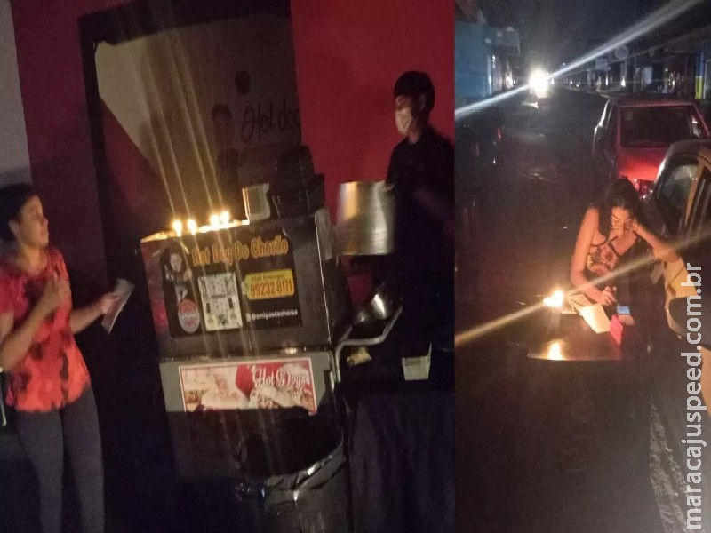 Bairro fica sem energia e empresário vende cachorro quente à luz de velas Bairro fica sem energia e empresário vende cachorro quente à luz de velas