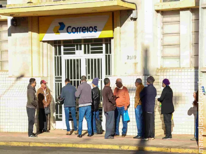 Beneficiários do INSS madrugam atrás de atendimento para receber ressarcimento Beneficiários do INSS madrugam atrás de atendimento para receber ressarcimento
