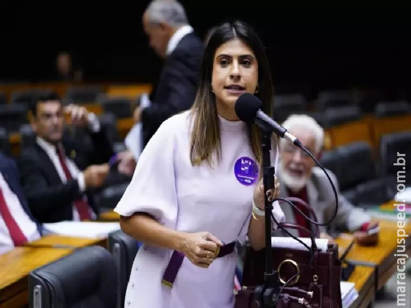 Camila Jara denuncia Jair e Eduardo Bolsonaro à PGR por ações contra a ‘soberania nacional’