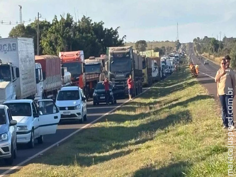Caminhão pega fogo na BR-163 e trecho registra congestionamento de 3 km em Campo Grande Caminhão pega fogo na BR-163 e trecho registra congestionamento de 3 km em Campo Grande