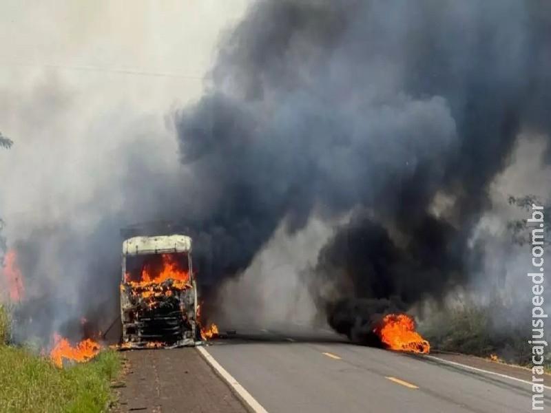 Carreta é destruída por incêndio após pneu estourar na MS-134