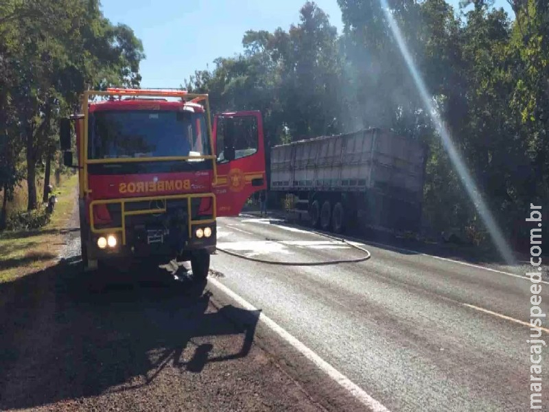 Carreta que transportava carga de gesso pega fogo na BR-262 e fica parcialmente destruída Carreta que transportava carga de gesso pega fogo na BR-262 e fica parcialmente destruída