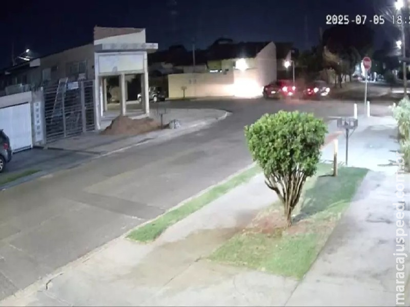 Carro fura o pare e acerta outro em cruzamento no bairro Coronel Antonino Carro fura o pare e acerta outro em cruzamento no bairro Coronel Antonino