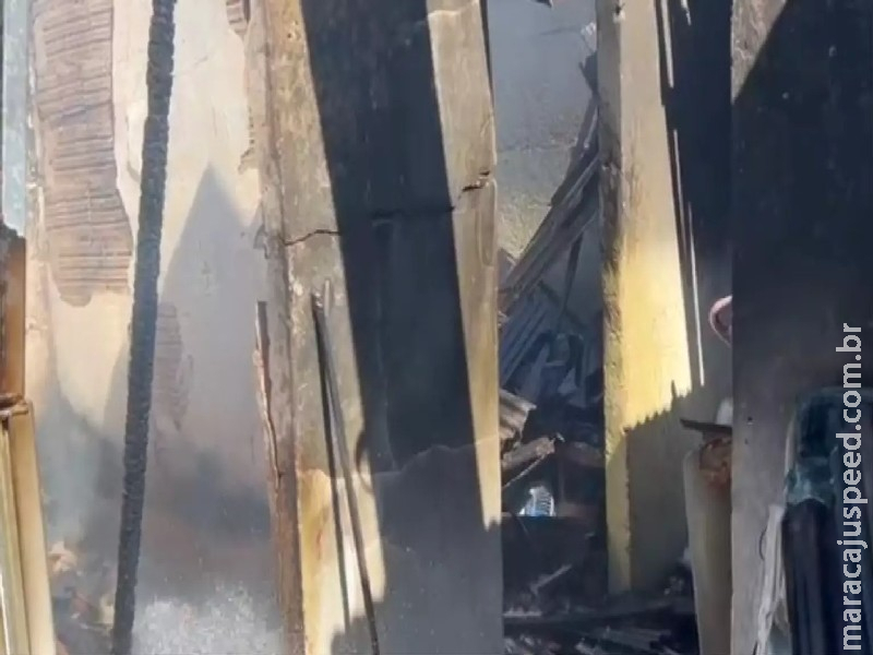 Casa fica destruída após incêndio no Colibri em Campo Grande Casa fica destruída após incêndio no Colibri em Campo Grande
