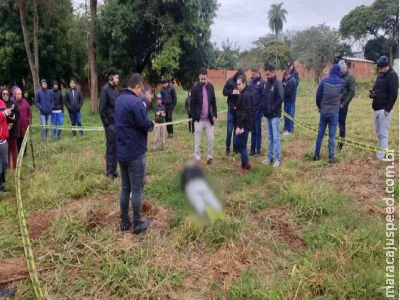 Corpo com marcas de tiro é encontrado em terreno baldio e polícia investiga execução na fronteira Corpo com marcas de tiro é encontrado em terreno baldio e polícia investiga execução na fronteira