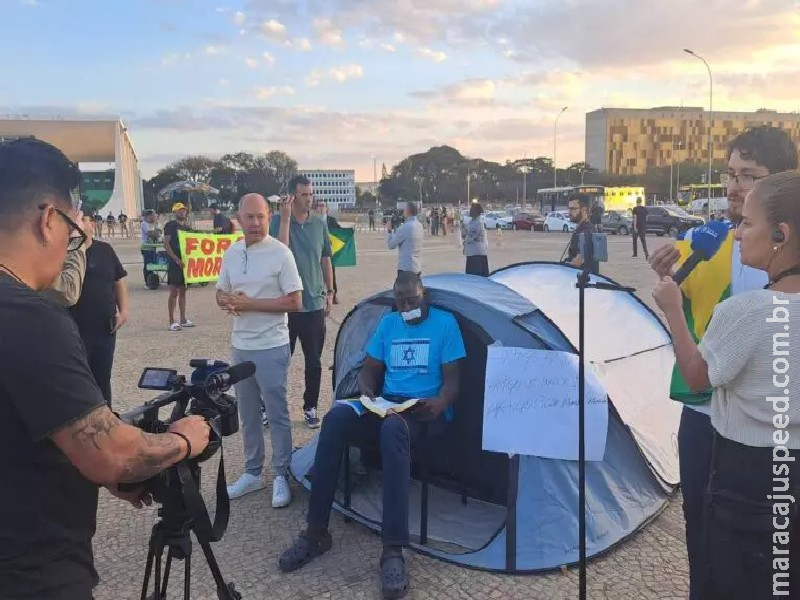 Deputados bolsonaristas desmontam acampamento na Praça dos três Poderes após ordem de Moraes