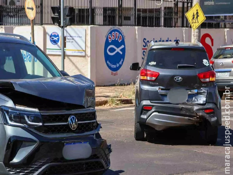 Durante conversão, motorista provoca acidente em travessa no Centro de Campo Grande Durante conversão, motorista provoca acidente em travessa no Centro de Campo Grande