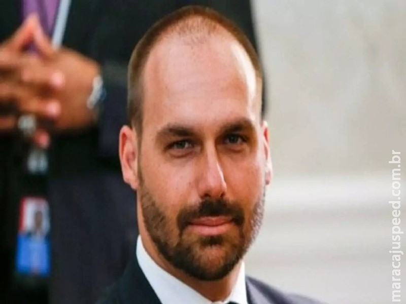Eduardo Bolsonaro anuncia que larga mandato para continuar nos EUA Eduardo Bolsonaro anuncia que larga mandato para continuar nos EUA