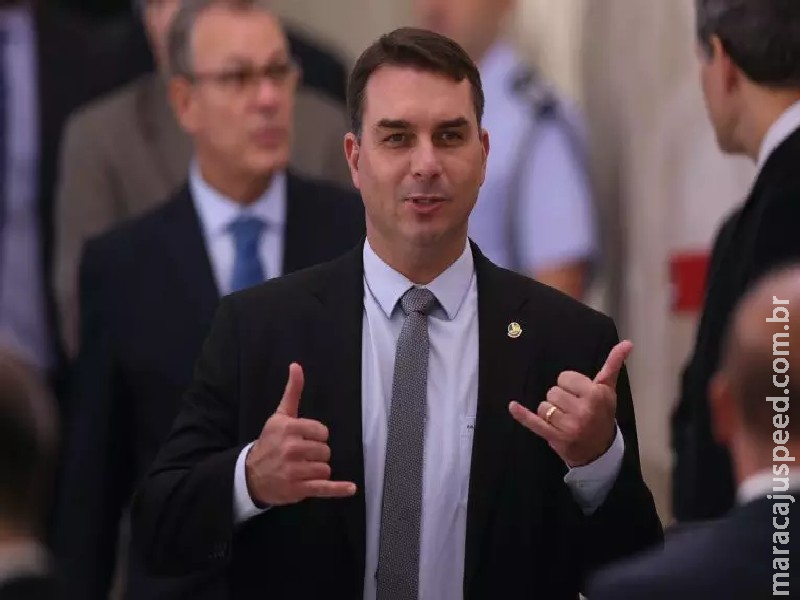 Em dia de operação contra Jair Bolsonaro, Flávio desembarca na Europa