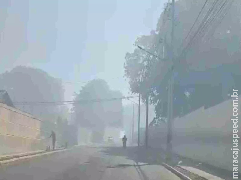 Fumaça encobre céu e assusta moradores na Rua da Divisão