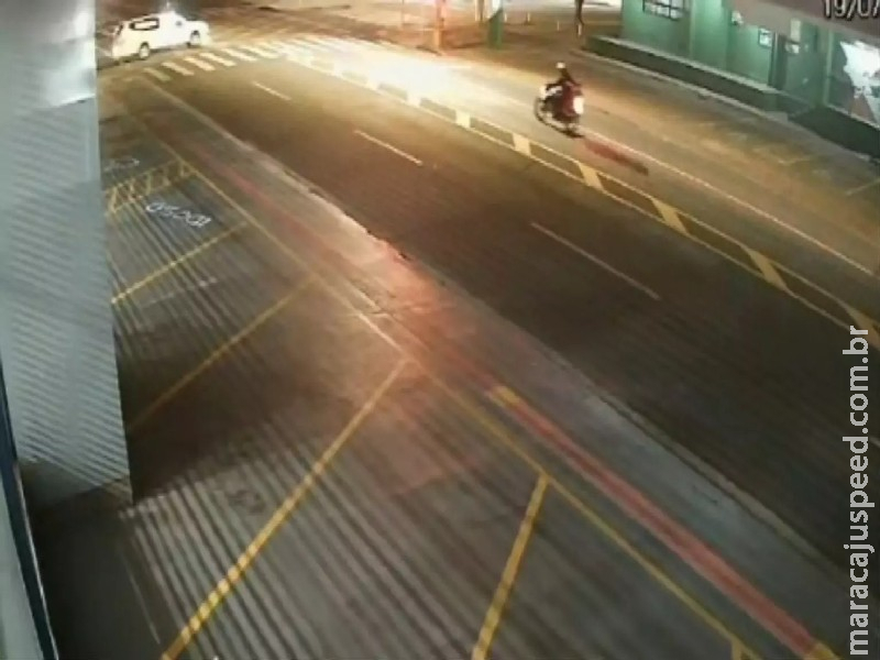 Imagens mostram motociclista que morreu ao bater em carro de funerária em Campo Grande Imagens mostram motociclista que morreu ao bater em carro de funerária em Campo Grande