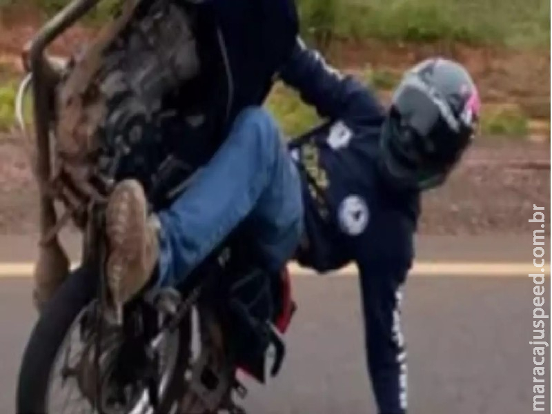 Jovem morre ao bater de frente com carro quando fazia manobras de motocicleta na MS-338 Jovem morre ao bater de frente com carro quando fazia manobras de motocicleta na MS-338