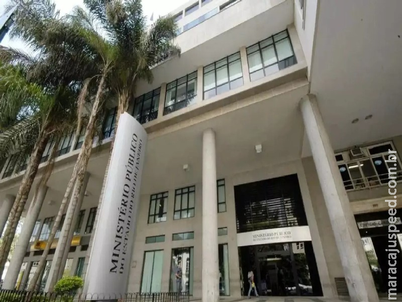 Mãe e padrasto são presos suspeitos de matar criança de 2 anos no RJ Investigações apontam que criança foi levada morta para hospital Mãe e padrasto são presos suspeitos de matar criança de 2 anos no RJ Investigações apontam que criança foi levada morta para hospital