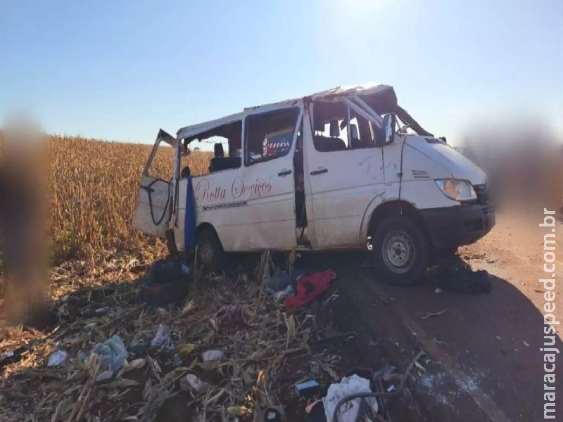 Morador de MS morre em acidente após van com trabalhadores de granja capotar em rodovia