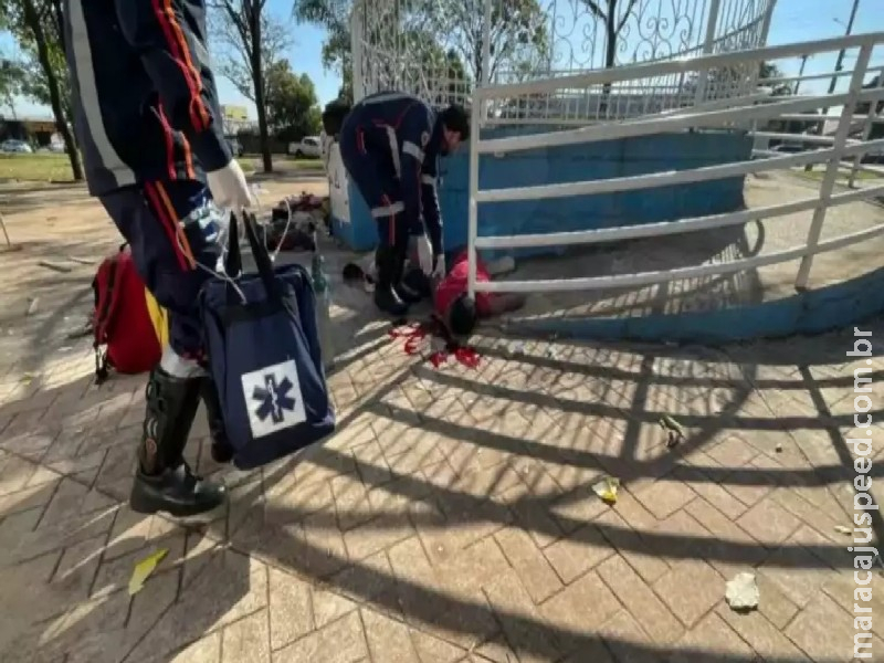 Morador em situação de rua é espancado à tijoladas em briga e socorrido inconsciente em MS Morador em situação de rua é espancado à tijoladas em briga e socorrido inconsciente em MS
