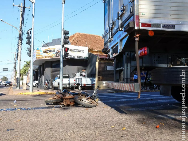 Motociclista fica ferido após na traseira de caminhão na Avenida Bandeirantes, em Campo Grande Motociclista fica ferido após na traseira de caminhão na Avenida Bandeirantes, em Campo Grande