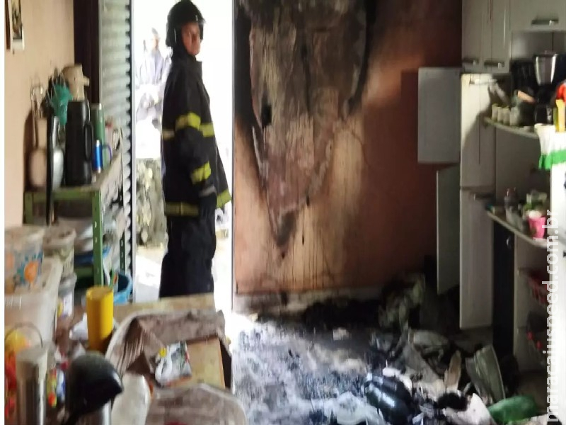 Motor de geladeira pega fogo e casa fica parcialmente destruída após incêndio em Corumbá
