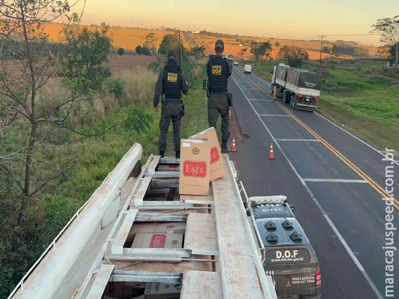 Motorista abandona carreta com 25 mil pacotes de cigarros contrabandeados em Mundo Novo Motorista abandona carreta com 25 mil pacotes de cigarros contrabandeados em Mundo Novo