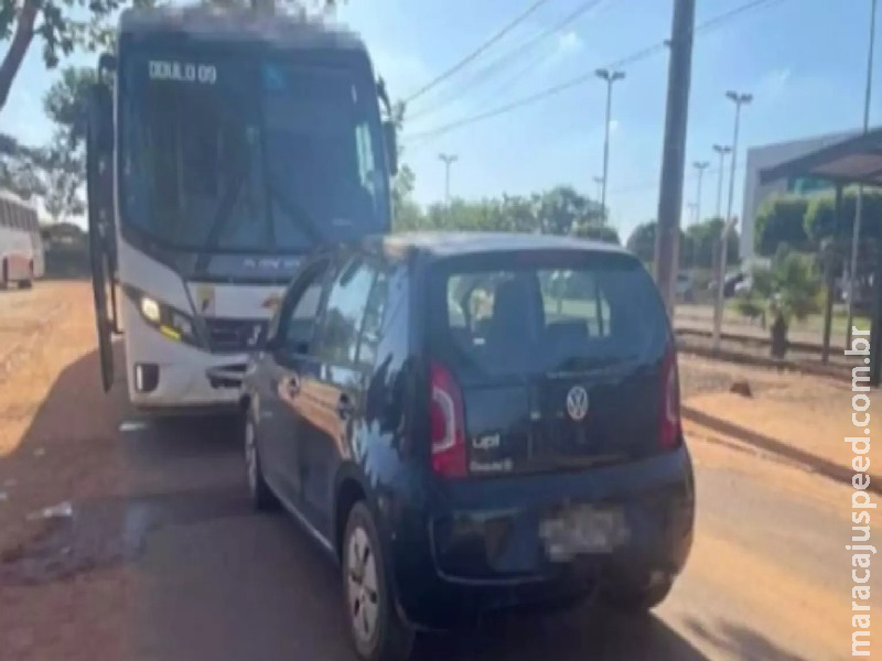 Motorista é amarrado por populares após invadir a contramão e causar acidente em MS Motorista é amarrado por populares após invadir a contramão e causar acidente em MS
