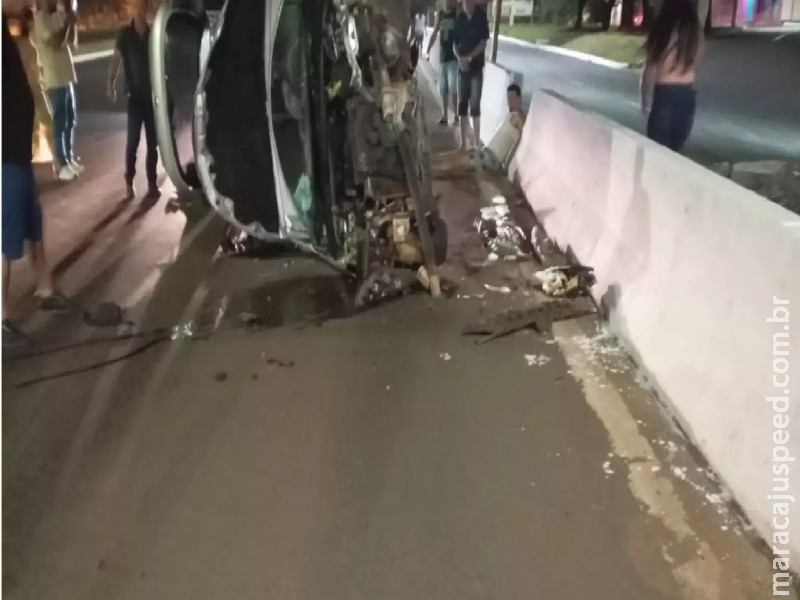 Motorista perde controle, bate em guard rail e tomba carro em Campo Grande Motorista perde controle, bate em guard rail e tomba carro em Campo Grande