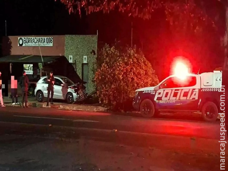 Motorista perde controle e derruba árvore em Aquidauana Motorista perde controle e derruba árvore em Aquidauana
