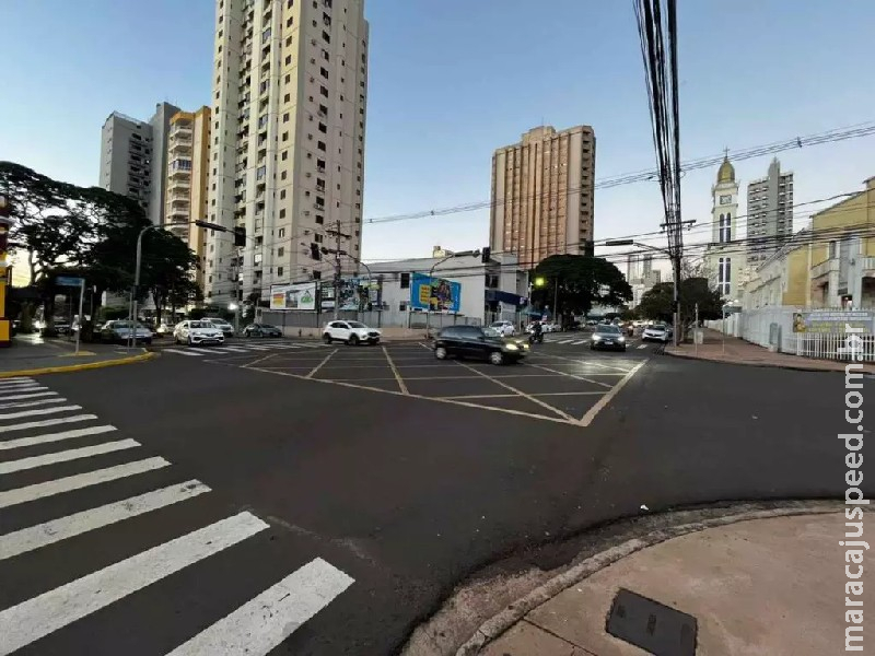 Semáforos desligados complicam trânsito em cruzamento no Centro de Campo Grande Semáforos desligados complicam trânsito em cruzamento no Centro de Campo Grande