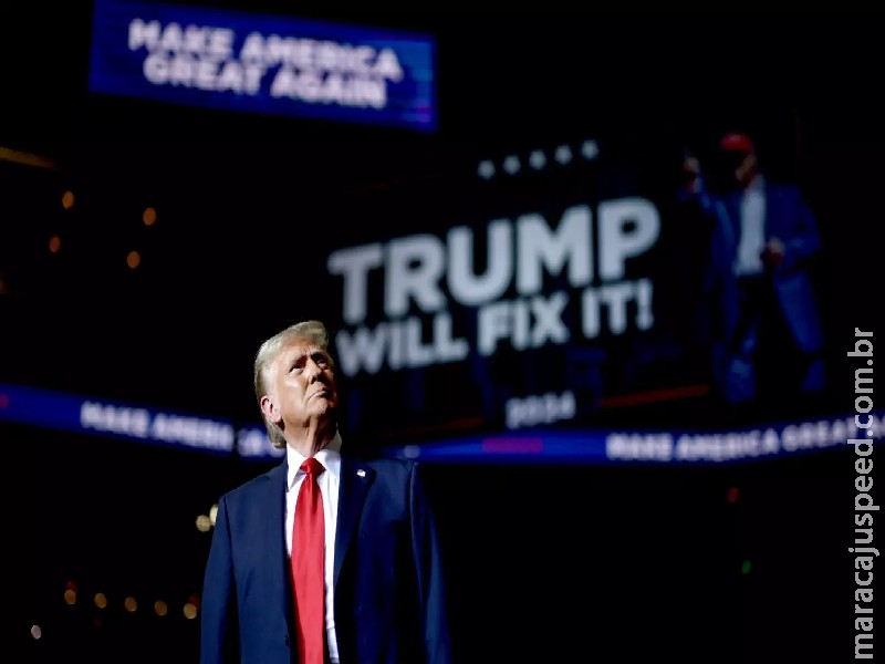 Trump assina decreto que impõe tarifas de 50% ao Brasil