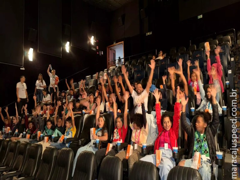 Vereador leva mais de 40 crianças para conhecer cinema em Campo Grande