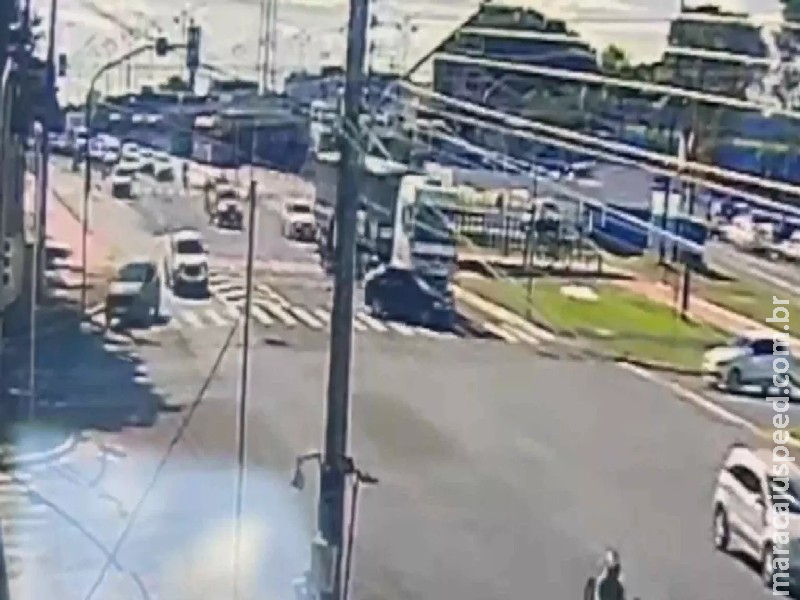 VÍDEO: carro é arrastado por carreta na Avenida Gury Marques VÍDEO: carro é arrastado por carreta na Avenida Gury Marques