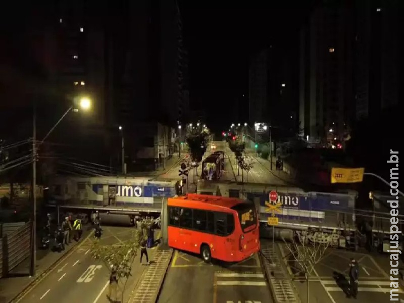 VÍDEO: Ônibus biarticulado parte ao meio após colidir com trem e deixa 11 feridos em Curitiba VÍDEO: Ônibus biarticulado parte ao meio após colidir com trem e deixa 11 feridos em Curitiba