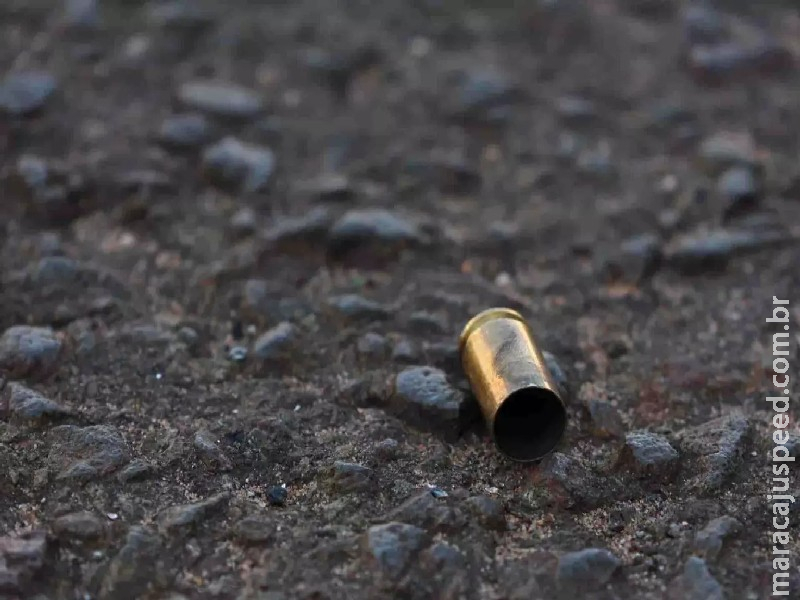 ‘Você vai matar?’: Após atirar em rapaz que cantou música de corno, homem apontou arma para esposa ‘Você vai matar?’: Após atirar em rapaz que cantou música de corno, homem apontou arma para esposa