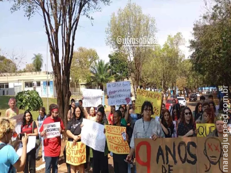 Acadêmicos protestam para pressionar UFMS a demitir professor condenado por estupro