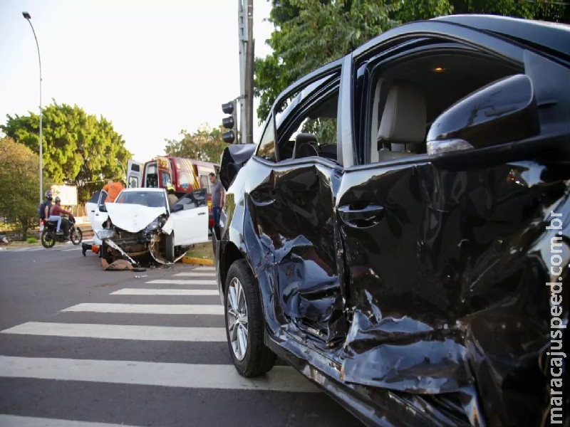 Acidente na Ernesto Geisel tem carro arremessado contra poste em Campo Grande