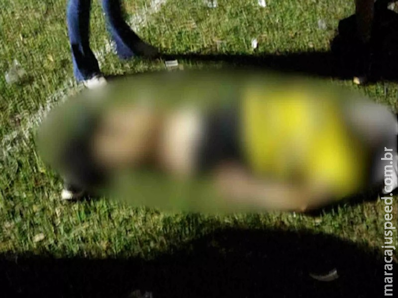 Árbitro leva ‘voadora’ em torneio de futebol após expulsar jogador e fica imóvel por mais de 1 hora