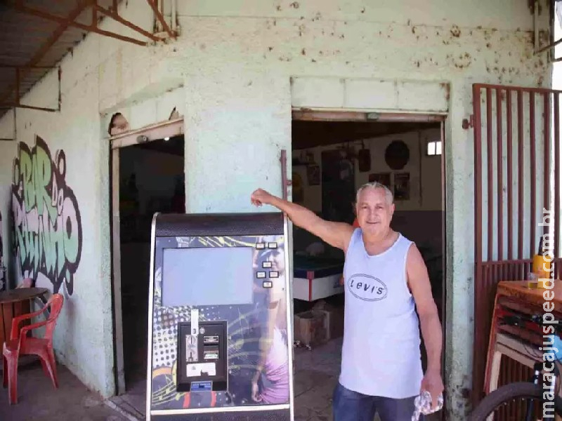 Bar no Nova Campo Grande tem muita cachaça e regra inusitada: se vai ao banheiro, é ‘chifrudo’ Bar no Nova Campo Grande tem muita cachaça e regra inusitada: se vai ao banheiro, é ‘chifrudo’