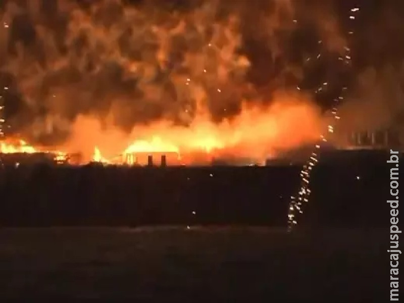 Barcos que lançavam fogos de artifício em festival pegam fogo no Japão Barcos que lançavam fogos de artifício em festival pegam fogo no Japão