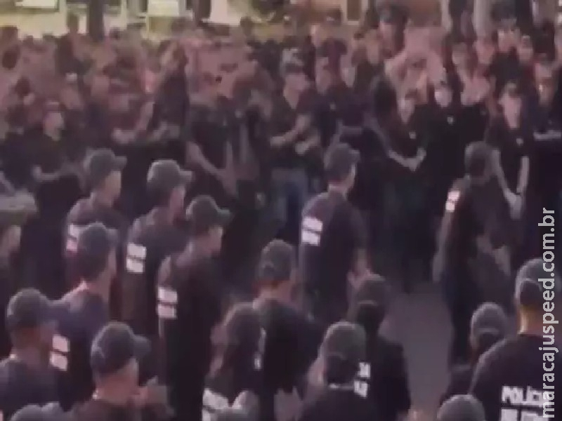 ‘Bato nele até morrer’: PMMS viraliza por grito de guerra violento com recém-formados ‘Bato nele até morrer’: PMMS viraliza por grito de guerra violento com recém-formados
