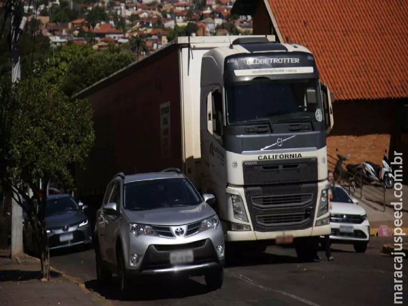 Caminhão com 50 toneladas de gesso quebra e causa trânsito no Centro de Campo Grande