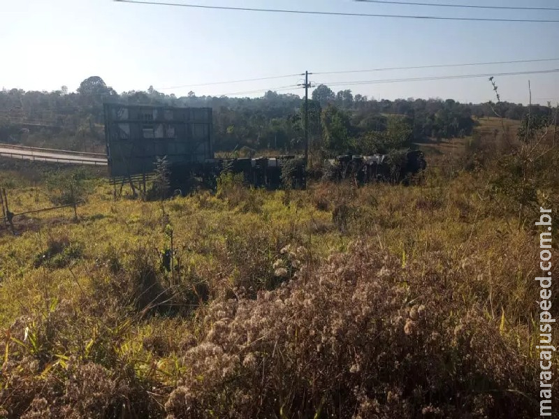 Caminhoneiro fica preso às ferragens de carreta tombada na BR-163 em Jaraguari