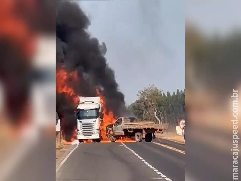 Carreta e caminhonete pegam fogo após acidente em Inocência Carreta e caminhonete pegam fogo após acidente em Inocência