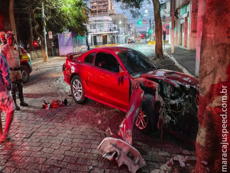 Carro fica destruído após motorista perder controle e bater em árvore em Corumbá