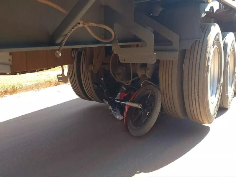 Condutor sai ileso após moto parar debaixo de carreta em Três Lagoas
