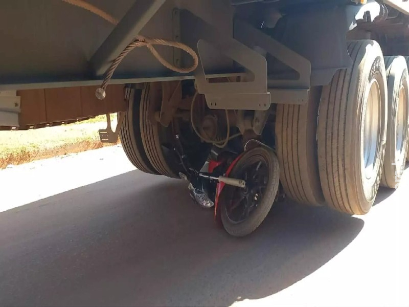 Condutor sai ileso após moto parar debaixo de carreta em Três Lagoas 