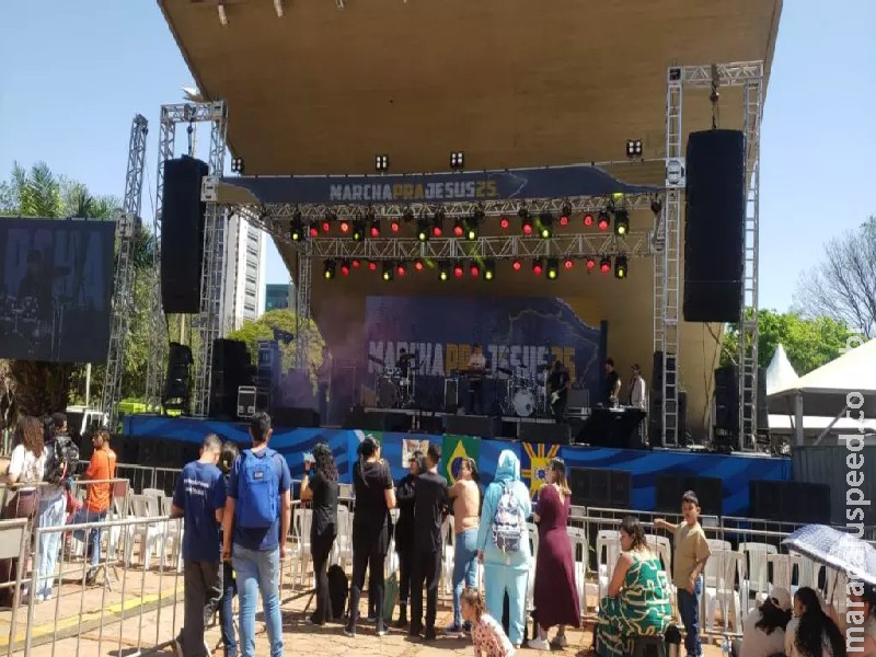 Famílias chegam cedo para acompanhar shows da Marcha para Jesus Famílias chegam cedo para acompanhar shows da Marcha para Jesus