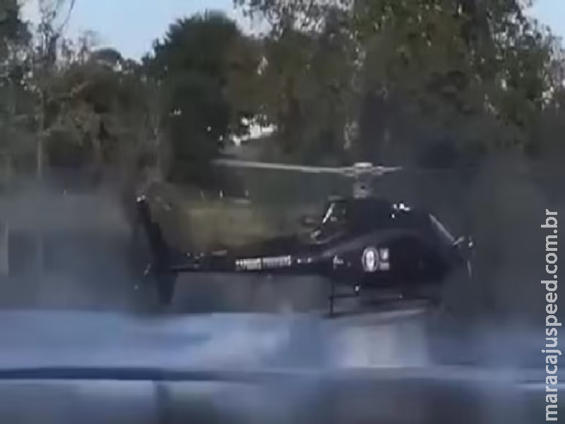 Helicóptero cai em lago ao tentar pegar água durante combate a incêndio na França Helicóptero cai em lago ao tentar pegar água durante combate a incêndio na França