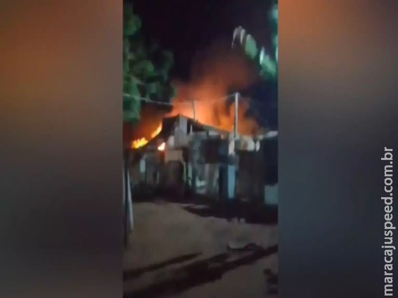 Incêndio atinge barracos e deixa moradores feridos ao tentar combater chamas no Cidade dos Anjos Incêndio atinge barracos e deixa moradores feridos ao tentar combater chamas no Cidade dos Anjos