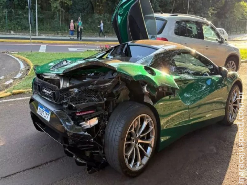 McLaren de R$ 2,5 milhões se envolve em acidente com Corsa no PR